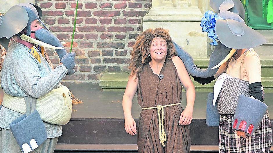 Das Dschungelkind Mowgli hat mal wieder Quatsch gemacht und bekommt von der Elefantenmama die Ohren lang gezogen. Links Elefantenoberst Hathi.