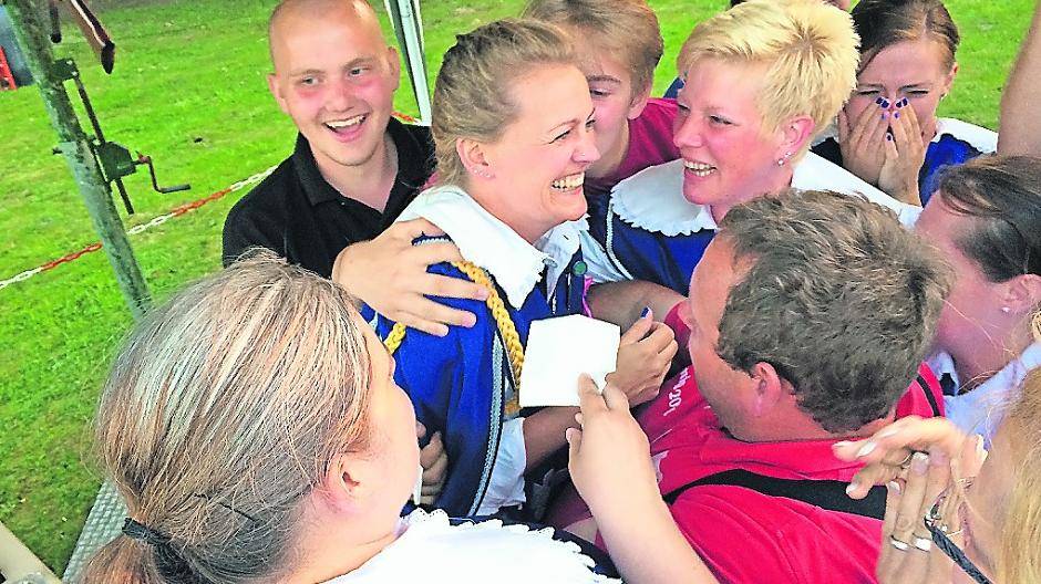  Abnahme der angetretenen Schützen: Königsoffizier Christian Maritzen, König Mike Kunze und Königin Melanie sowie die Ministerpaare Markus und Alexandra Berger sowie Georg und Nadine Draack. Foto: Norbert Prümen 