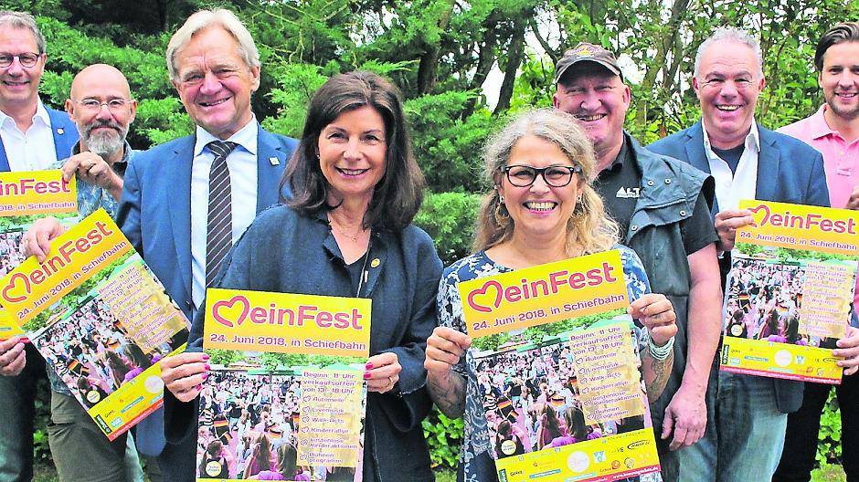 Das MeinFest kann kommen (von links): Frank Leuchtges, Lions Club, Ulrich Witte, Werbegemeinschaft Schiefbahn, Bürgermeister Josef Heyes, Pia Garst-Schmitz, Rotary Club, Andrea Gessat, neues Mitglied der Werbegemeinschaft, Musiker Jörg „Shaby“ Pelzer, Rainer Höppner, Schiefbahner Werbegemeinschaft, und Sponsor Christian Cichon.
