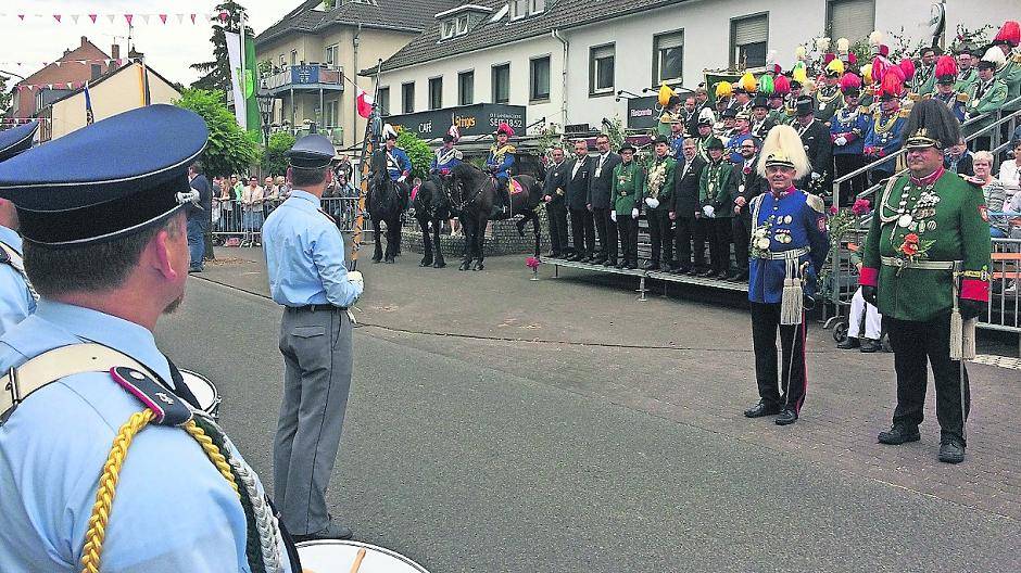  Auch bei den Paraden vermissten die Schiefbahner Schützen ihren König. 