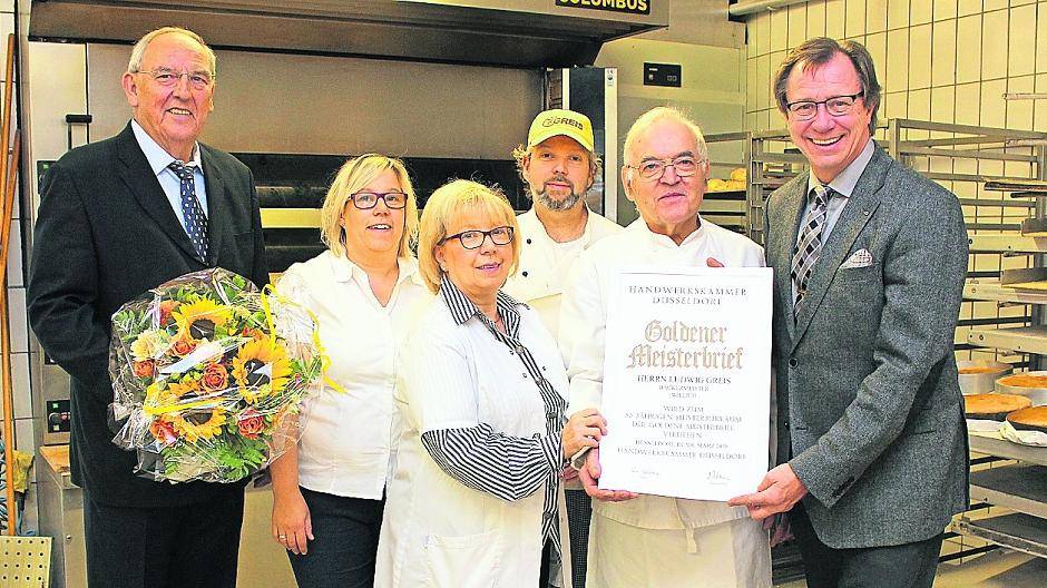  Ludwig Greis (2.v.r.) nimmt den Goldenen Meisterbrief von Obermeister Rudolf Weißert (r.) und dessen Stellvertreter Erich Lehnen (l.) entgegen. Mit dem Bäckermeister aus Willich freuten sich Ehefrau Johanna, Tochter Claudia und Sohn Thomas. 