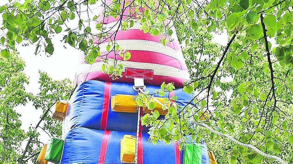  Eine der große Attraktionen ist ein aufblasbarer Kletterturm, der im Bereich der Kreuzung Hochstraße, Königsheide, Willicher Straße aufgestellt wird. 