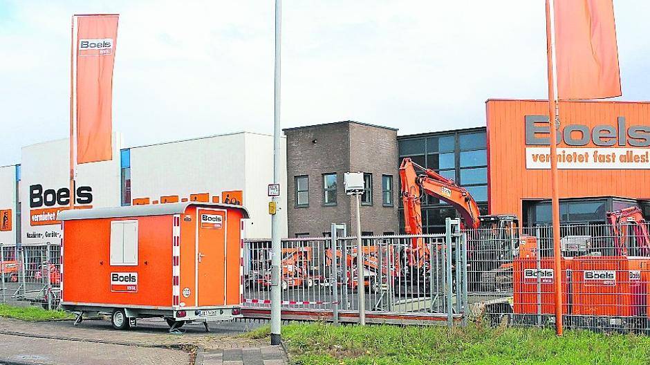  Auf den ersten Blick ist nicht zu erkennen, dass die komplette Lagerhalle ausgebrannt ist. 