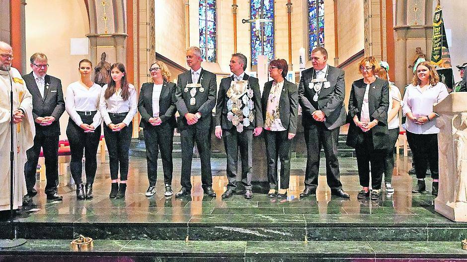 In der Hubertus-Kirche erhielten Schützenkönig Norbert Silkens (Mitte) und seine Minister Frank Mertens (links vom König) und Joachim Knuppertz (rechts vom König) offiziell das Silber.