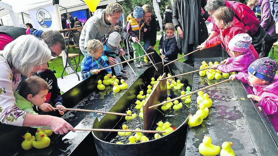 Immer eine Attraktion für die jüngeren Kinder ist das Entchen-Angeln, bei dem Eltern oder Großeltern natürlich helfen dürfen.