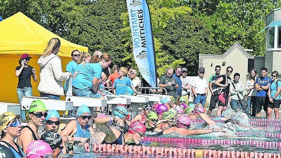 Beim Start in dem 25-m-Becken im Freibad des Willicher Badezentrums „De Bütt“ teilen sich mehrere Sportler eine Bahn. Foto: max