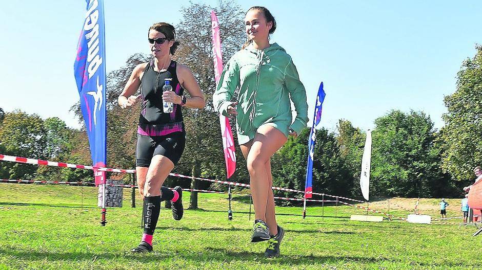  Entspannter gemeinsamer Zieleinlauf zweier Sportlerinnen. Beim Willicher Triathlon steht noch der Spaß an der Bewegung im Vordergrund. 