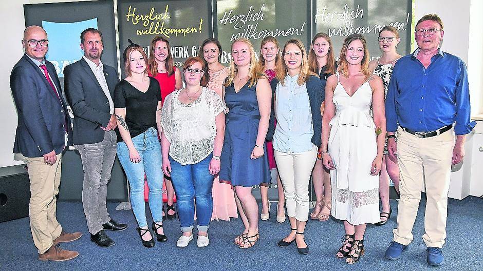  Den Nachwuchs im Konditorhandwerk sprachen die Obermeister Andreas Amberg (2.v.l.) und Manfred Groth (r.) in Willich los. Marc Peters (l.), Geschäftsführer der Kreishandwerkerschaft Niederrhein, gratulierte. 