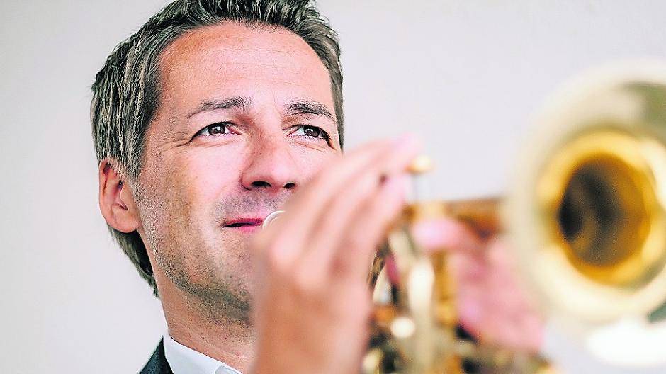 In einem schönen Oldtimer zu Kirche oder Standesamt zu fahren, wird bei jungen Brautpaaren immer beliebter. Foto: Prümen