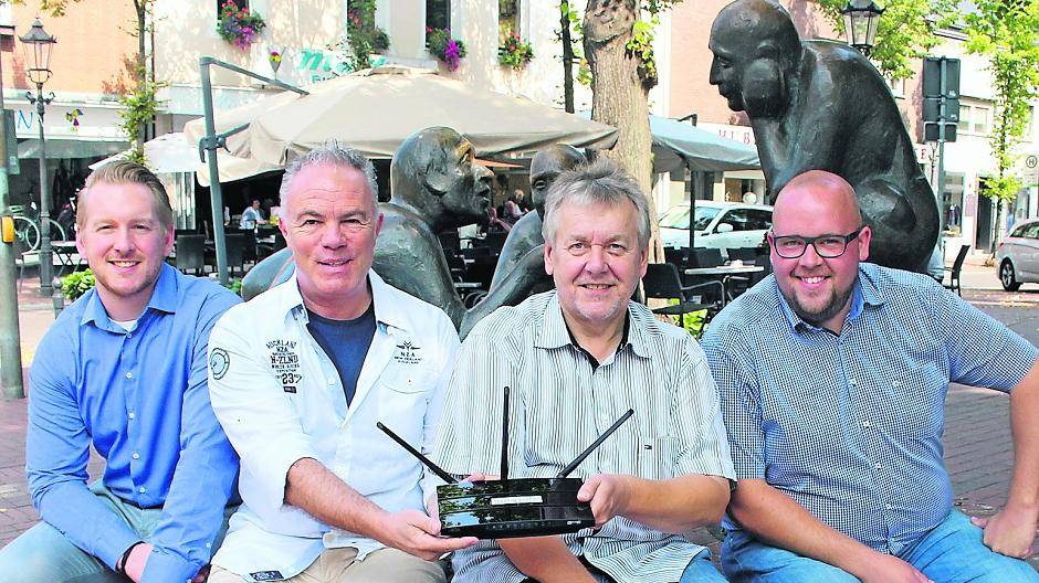  Offenes WLAN für die Hochstraße: Darüber freuen sich (von links) Mike Bierwas, Wirtschaftsförderung, Rainer Höppner, Werbegemeinschaft Schiefbahn, Tomas Halbe, IT-Beratung und Björn Falk, Immobilienmakler und einer der Hotspot-Anbieter. 