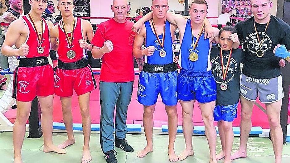  Das Bujin Gym-Team mit Trainer Marco Hartmann. 