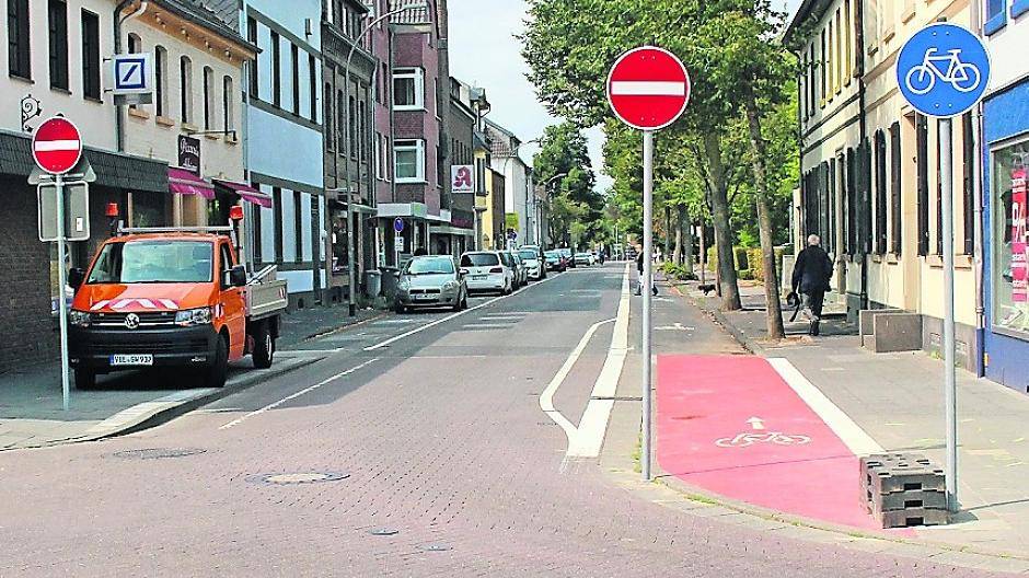  Seit Montag ist es verboten, von der Mühlen- oder Burgstraße in die Bahnstraße Richtung Kreisverkehr abzubiegen. 
