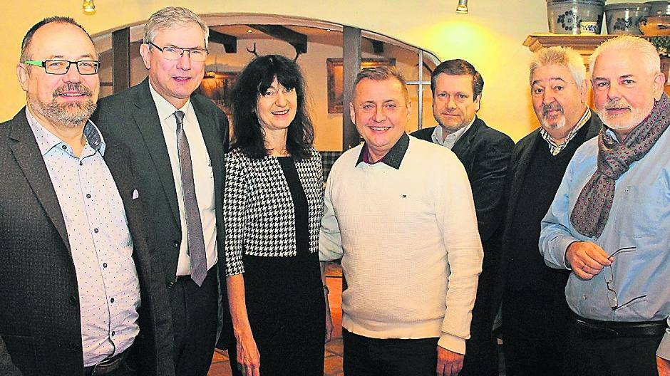 Der Willicher FDP-Vorsitzende Christoph Maethner mit seinen Parteifreunden Hans-Joachim Donath, Ellen Roidl-Hock, Thomas Brand, Ralf Klein, Karl-Heinz Koch und Franz-Josef Stapel (v.l.).