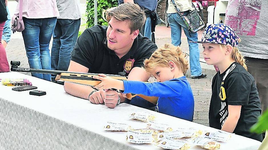 Erik versucht sich am Lasergewehr der Schiefbahner Schützen.