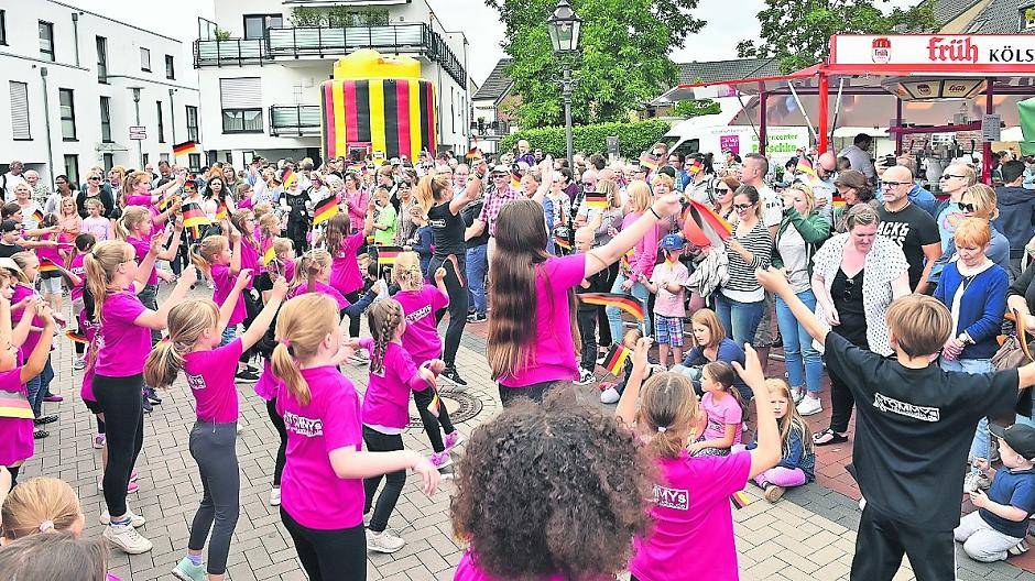Tanzvorführung von Tommys Tanzstudio auf dem Hubertusplatz.