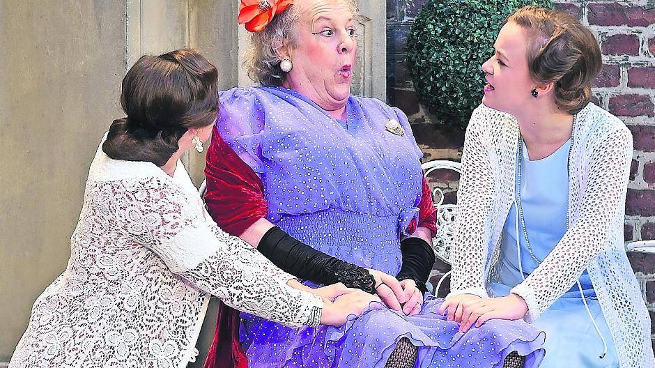  Die Hände von zwei jugendlichen Schönheiten auf den Oberschenkeln: Das weckt bei Charleys Tante Gefühle, die der verkleidete Gärtner kaum in den Griff bekommt. 