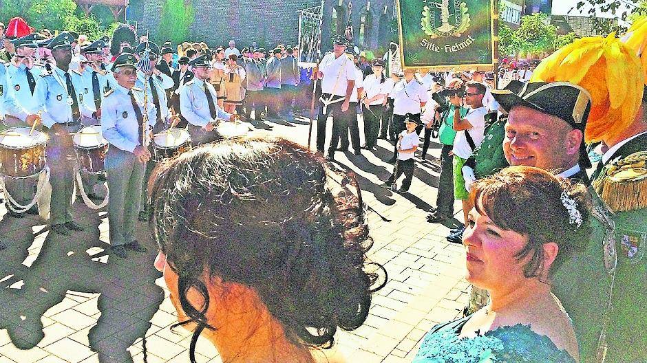  König Jan Hellwig und Königin Henriette Stieger bei der Abnahme der Parade. 