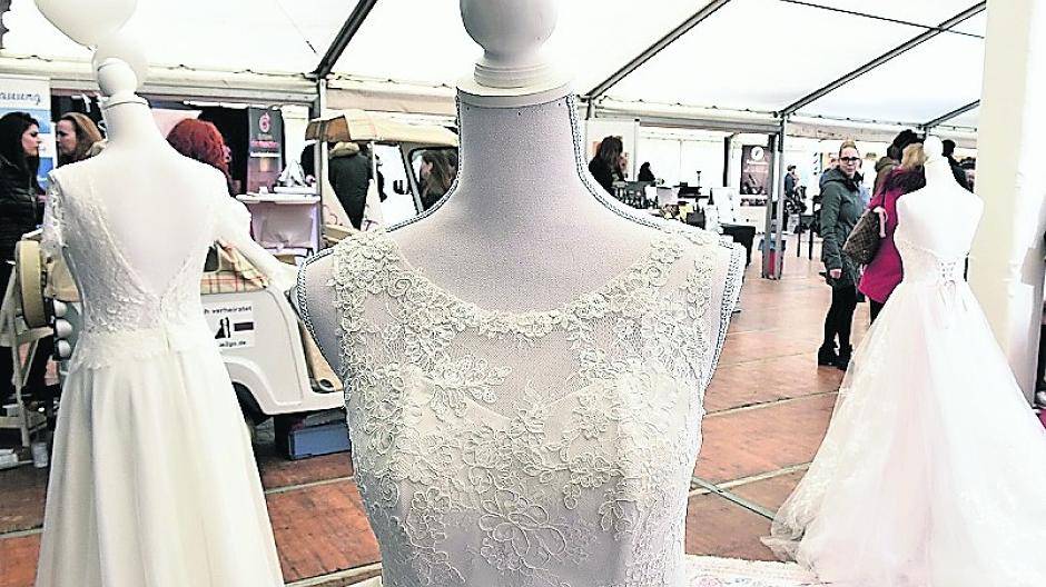 Schwedische Brautmode präsentierte die Mönchengladbacher Firma Sana Lindström erstmals auf der Willicher Hochzeitsmesse.