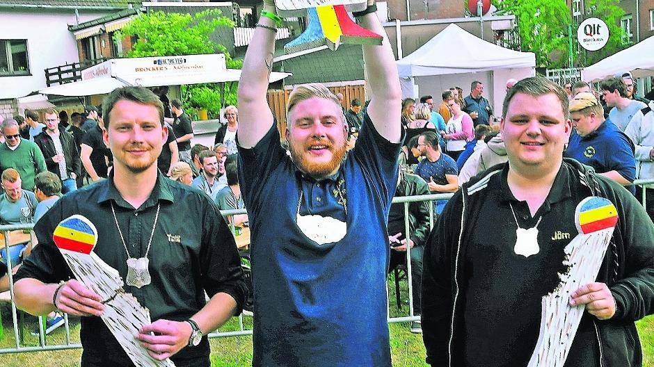 Holten Christi Himmelfahrt die Flügel und den Rumpf des Vogels der Jungschützen von der Stange (von links): Felix Klefges, Lukas Höppner und Jörn Witzorky.