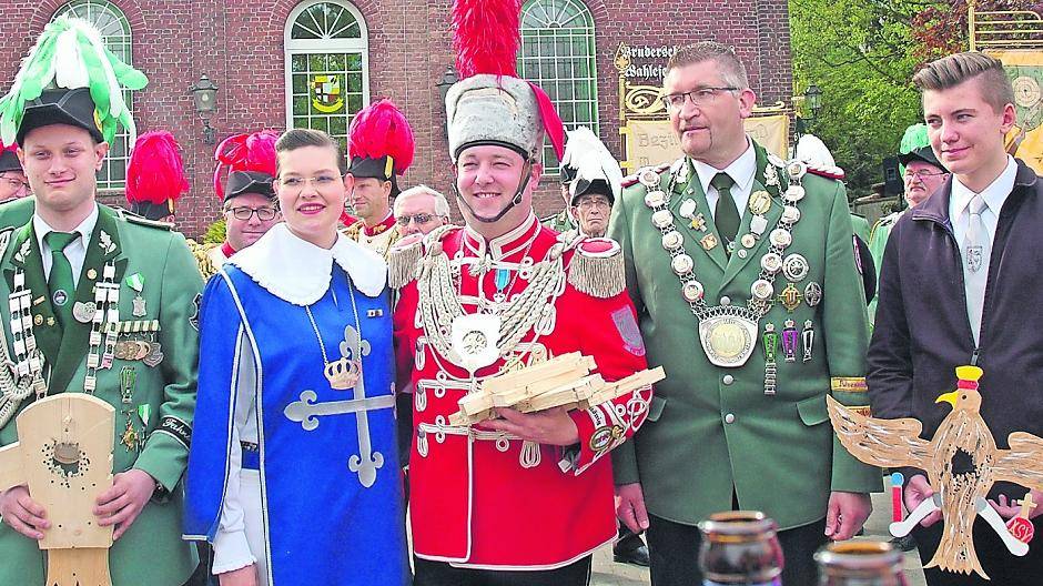 Vor dem Wahlefeldsaal in Neersen: Jungschützenprinz Sascha Müllers, Bezirkskönigspaar Melanie und Mike Kunze, Diözesankönig Stefan Doncks und Schülerprinz Fabian Mankertz.