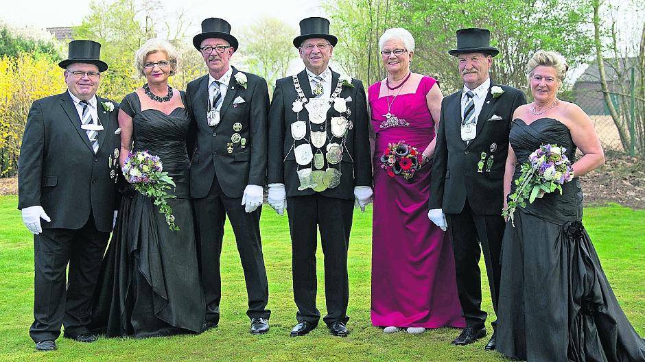 Das Königshaus (von links): Kaiseroffizier Hermann-Josef Bommes, das 1. Ministerpaar Theo und Beate Hofer, das Kaiserpaar Bernd und Uschi Straeten sowie das 2. Ministerpaar Udo und Marion Binnemann.