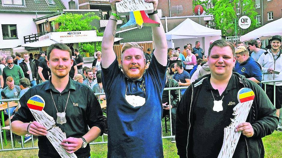 Minister Felix Klefges, Jungschützenkönig Lukas Höppner und Minister Jörn Witzorky (von links) präsentieren ihre abgeschossenen Trophäen.