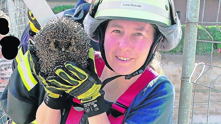  Eine Feuerwehrfrau mit dem geretteten Igel. 
