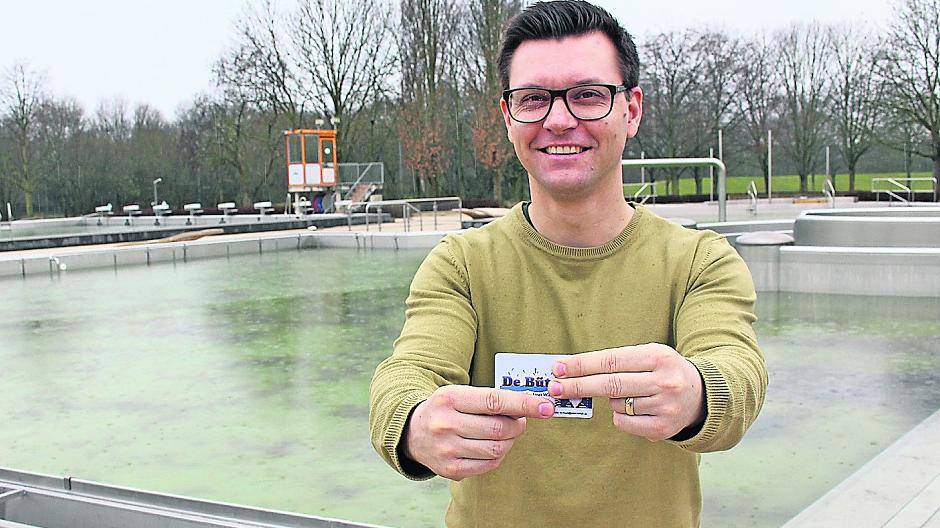  Bad-Manager Philipp Bauknecht zeigt eine Freibad-Saisonkarte im Scheckkartenformat (zumindest teilweise). Das Foto des Nutzers und seinen Namen verdeckt er aus Datenschutzgründen mit seinen Fingern. 