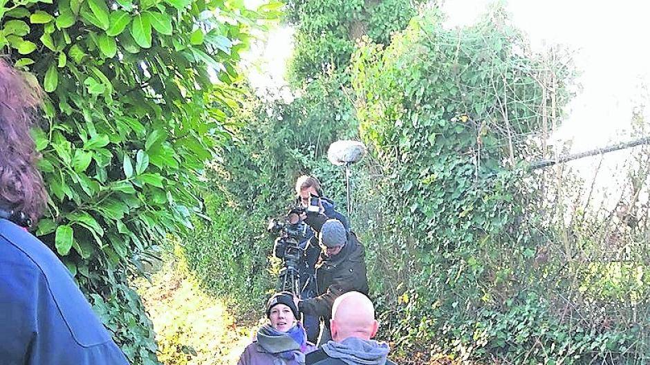  Die Produktionsfirma B.L.&amp; P. aus Kassel mit der Journalistin Franca Pörsch bei der Arbeit am Grünen Weg in Anrath. 