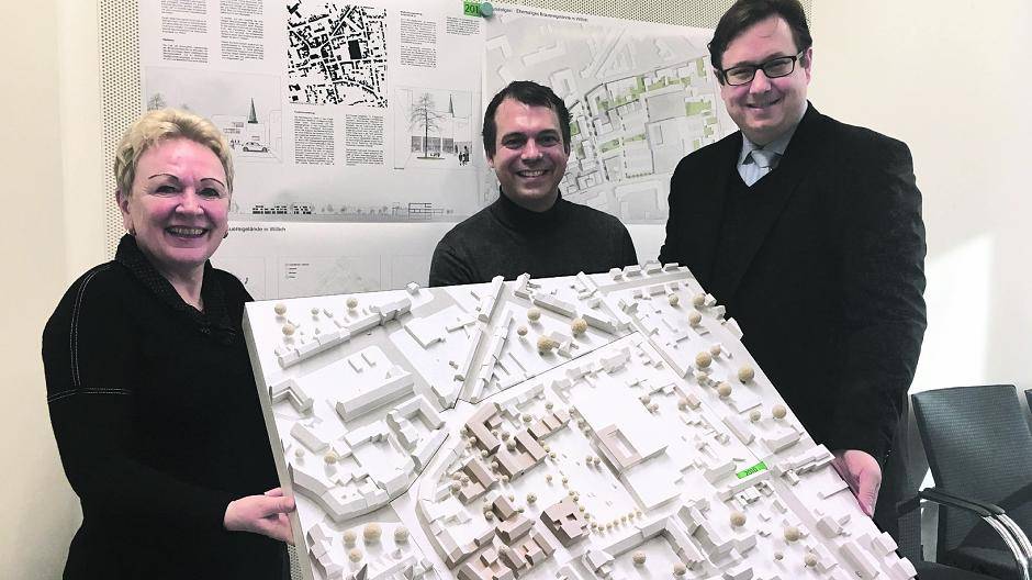  Dezernentin Martina Stall, Planungsausschussvorsitzender Chris Pakusch und David A. Spinne von REWE mit dem Siegermodell. 