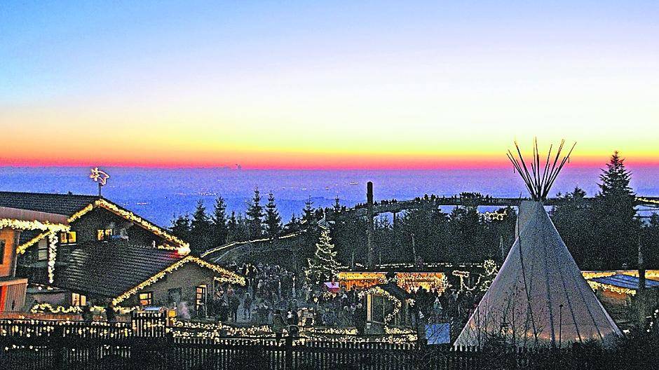 Drei Kilometer Lichterketten sorgen auf dem idyllischen Weihnachtsmarkt am Waldwipfelweg für stimmungsvollen Glanz.