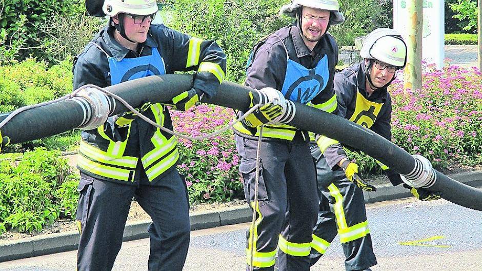 Die Aufgaben sind nicht leicht: Hier mühen sich die Kameraden des Löschzuges Schiefbahn ordentlich ab.
