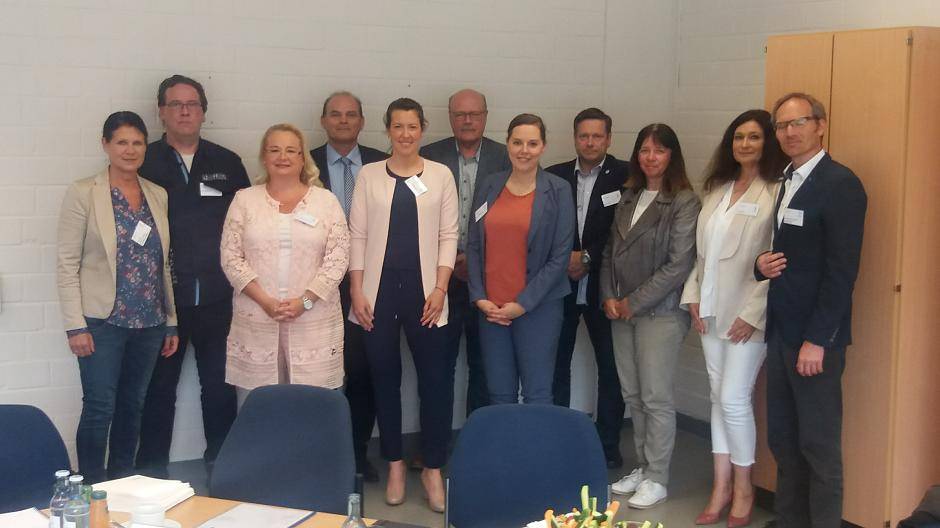 Trafen sich in der Leonardo-da-Vinci-Schule: Dr. Andrea D. Hurtz, didaktische Leiterin GS Leonado-da-Vinci, Torsten Kohlhaas, Surpri, Andrea Großkrambach, stellvertr. Schulleiterin der GS Leonado-da-Vinci, Eduardo Träger, Schulleiter der GS Leonado-da-Vinci, Antoinette Robiller, Projektleiterin der GS Leonado-da-Vinci, Stefan Feiter, schulpolitischer Sprecher der FDP-Kreisfraktion Viersen, Franziska Müller-Rech, MdL, schulpolitische Sprecherin der FDP-Landtagsfraktion, Ralf Klein, Mitglied des Schulausschusses der FDP-Ratsfraktion Willich, Pressesprecher der FDP-Kreisfraktion, Manuela Niemeyer, wissenschaftliche Mitarbeiterin der FH Niederrhein, Textil- und Bekleidungstechnik und Prof. Dr.-Ing. Christoph Breckenfelder, FH Niederrhein, Rechnergestützte Entwicklung u. Simulation textiler Produkte (von links).