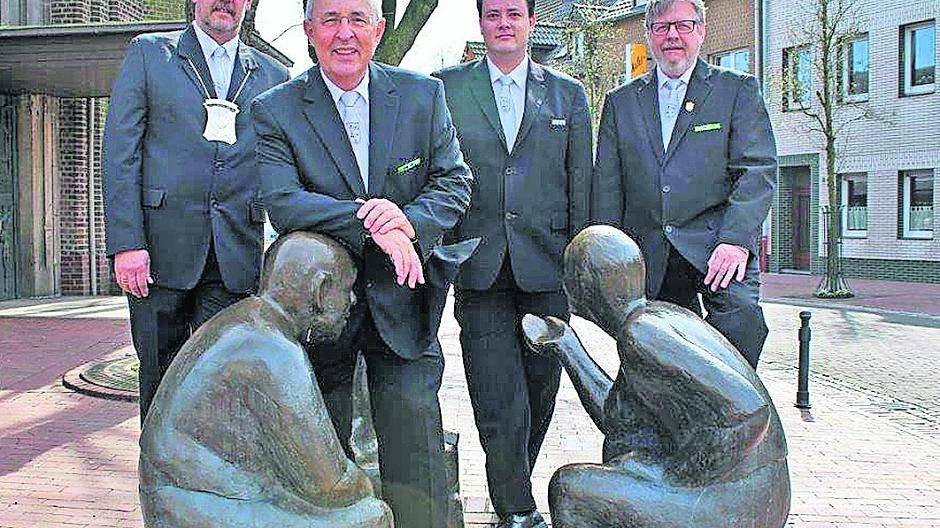  Der Vorstand der St. Sebastianus Bruderschaft Schiefbahn lädt zum Schützenfest ein: 1. Brudermeister Michael Klein, Schatzmeister Jürgen Baumanns, Geschäftsführer Sascha Kaulen, 2. Brudermeister Werner Braun (v.li.). 