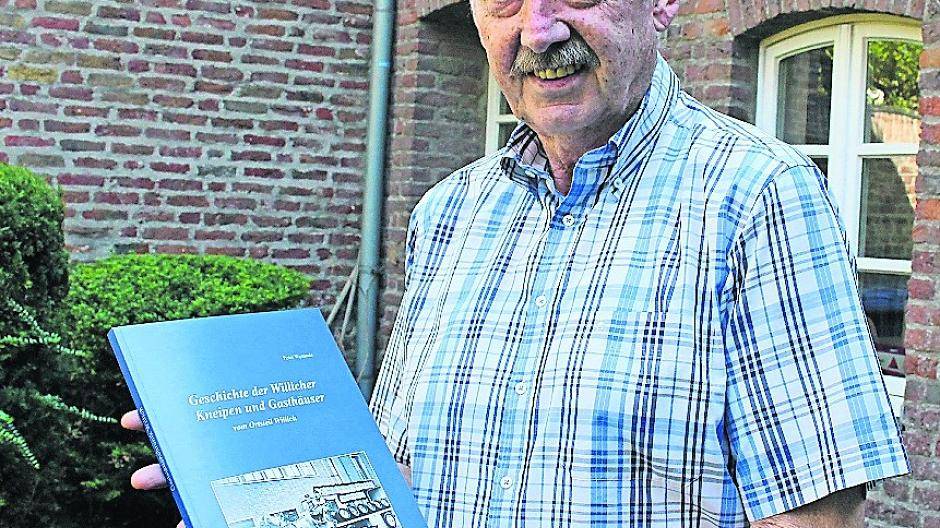 Peter Wynands mit seinem 200 Seiten starken Buch, das er im Eigenverlag herausgegeben hat.