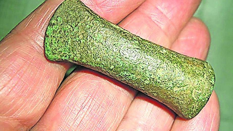  Kleiner als der Zeigefinger eines Erwachsenen: das Tüllenbeil aus der Bronzezeit, das jetzt gefunden wurde. 