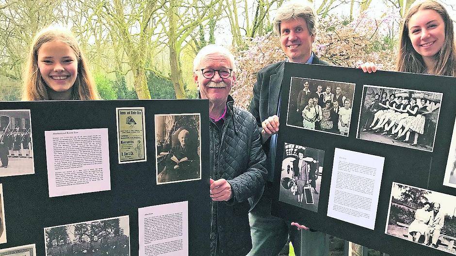 Bernd-Dieter Röhrscheid (.) und Udo Holzenthal, flankiert von den St. Bernhard-Schülerinnen Lara Sommerfeld (l.) und Pauline Thiele, die bei einem Praktikum im Willicher Archiv an der Erarbeitung von Bildertafeln zur Geschichte der Familie Lion mitgewirkt haben.