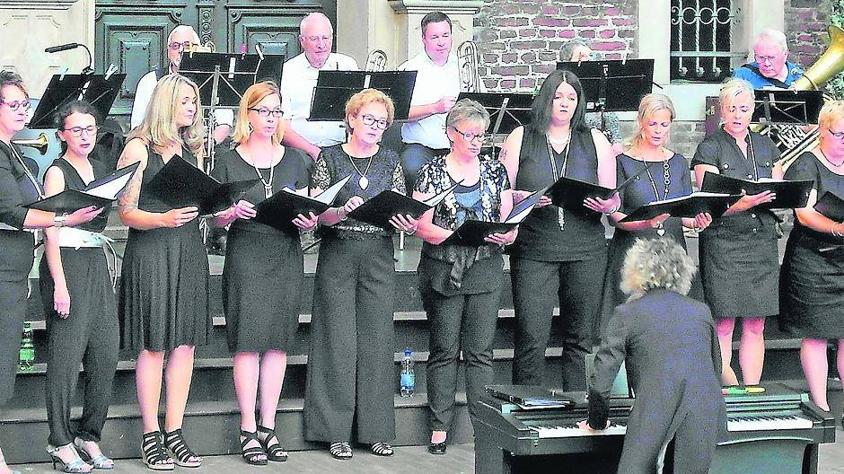  Neuanfang mit der Chorleiterin Dr. Stella Antwerpen bei der Serenade vor Schloss Neersen. 