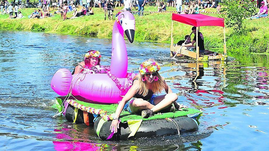 Modell Flamingo: Die Schiefbahner Waka-Waka-Girls gingen mit Blumenkränzen an den Start. Fast alle Wannen setzen bei 80 Zentimeter Wasserstand auf den „Schieber“-Antrieb.