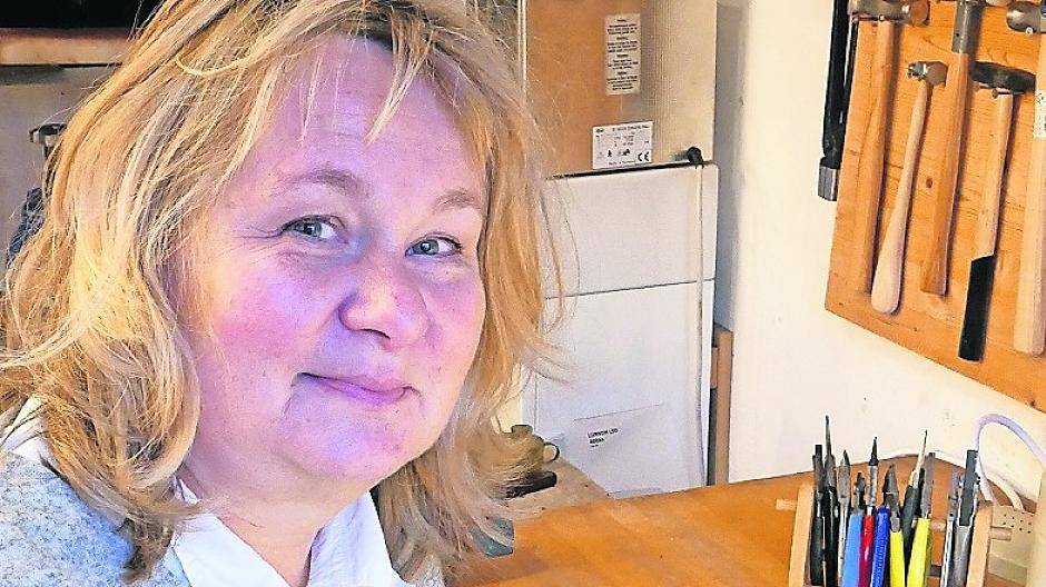 Stellt Unikate aus Gold, Silber und Papier her: die Kunsthandwerkerin Sabine Meringdal aus den Niederlanden. Foto: JuH