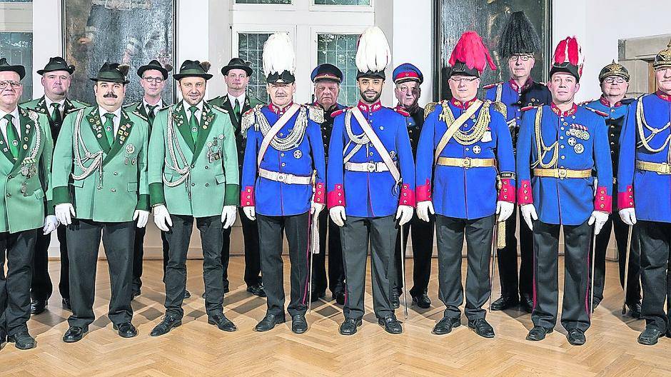 Zwei Wachzüge für den König