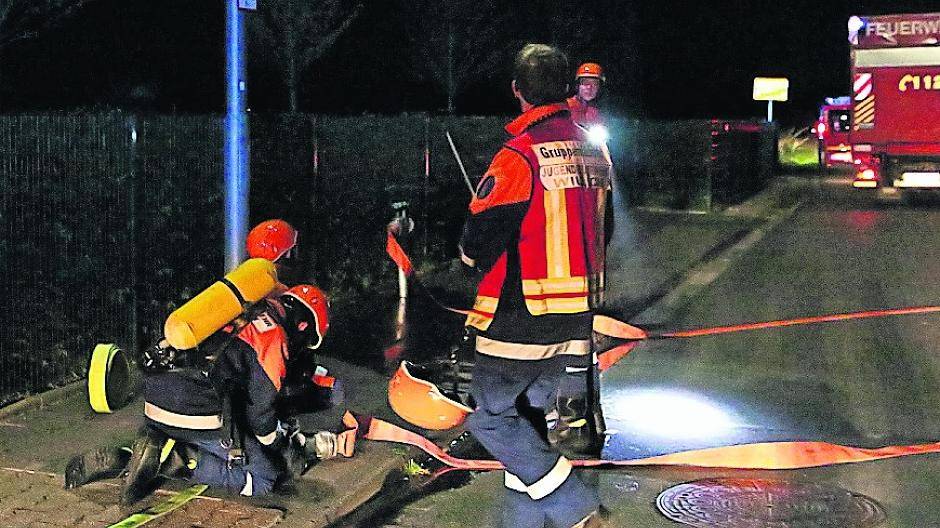 Beim Gefahrguteinsatz mussten die jugendlichen Feuerwehrleute im Schutzanzug und mit Atemschutz fünf verletzte Personen auf einem landwirtschaftlichen Anwesen retten. Foto: Lars Greiner