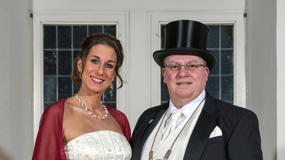 Königsoffizier Hans-Jürgen Brocker mit seiner Ehefrau Nicole.