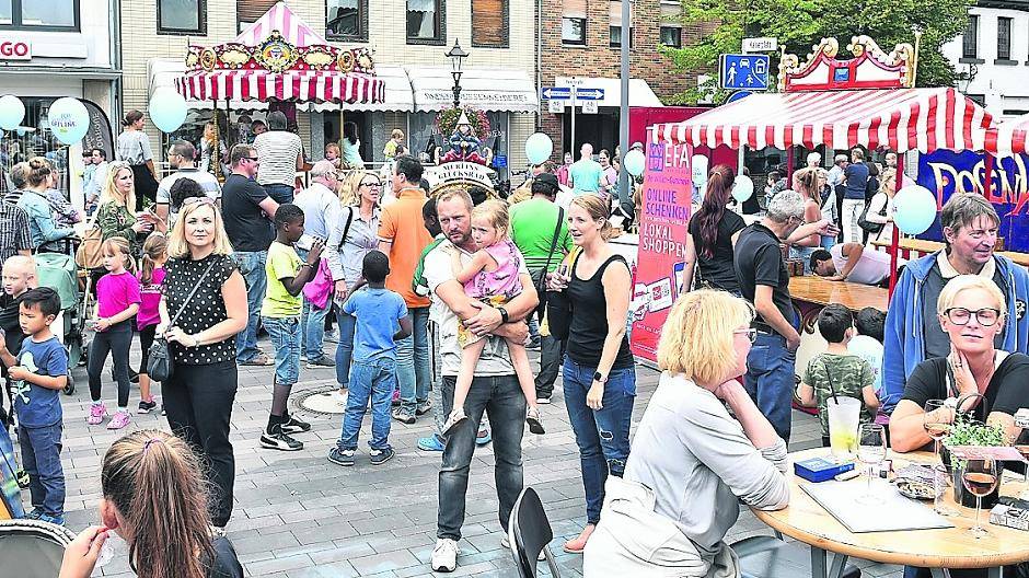  Zur Peterstraße hin war die kleine Nostalgie-Kirmes mit dem Karussell und mehreren Buden aufgebaut. 