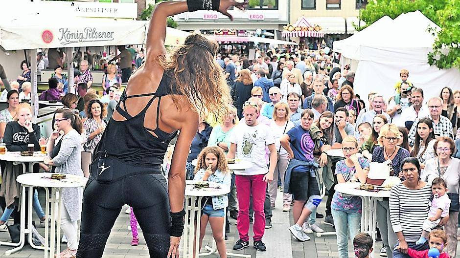  Eine Fitness-Trainerin der Halle 22 zeigte, was man für einen gesunden Rücken tun kann. Foto: max 