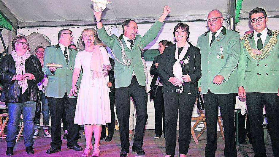 Mara Kellermann (Mitte) ist die neue Jungschützenkönigin des Schützenvereins Klein Jerusalem.