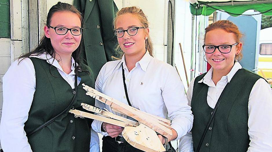 Dirk Draschan und seine Partnerin Karin Schaath (Mitte) mit den Ministerpaaren und Königsoffizier Leon Draschan. Foto: Schützenverein