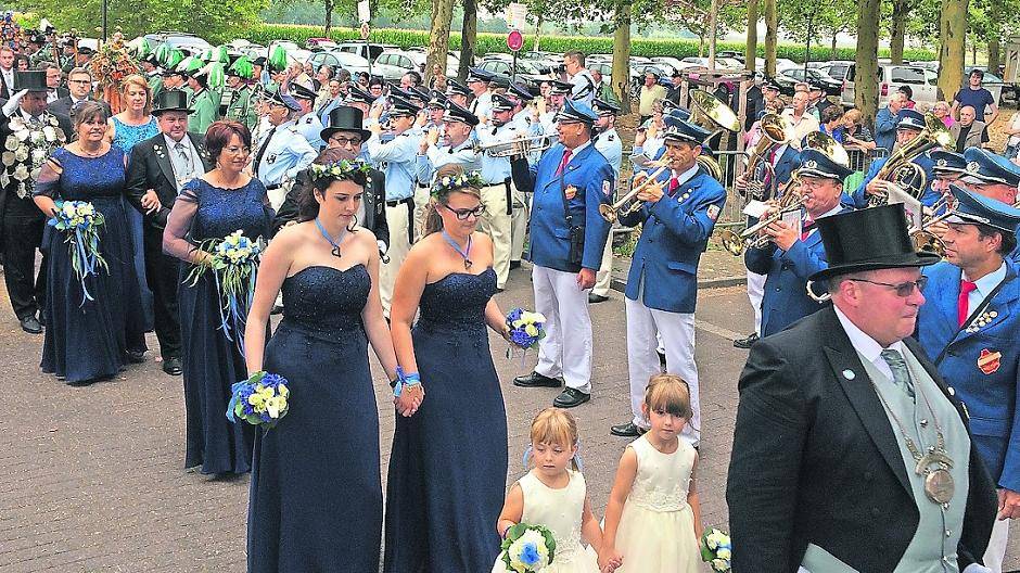 König Roland und sein Gefolge nehmen die Front des Niederheider Regiments ab.