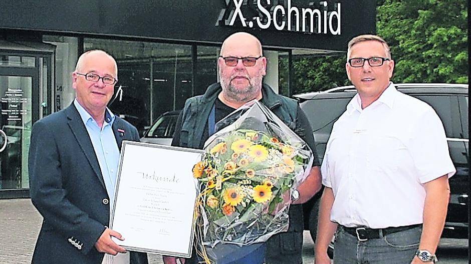  Karl-Heinz Reidenbach, Handwerkskammer Düsseldorf, Jubilar Leo Nolis und Thomas Schmid, Xaver Schmid GmbH (von links). 