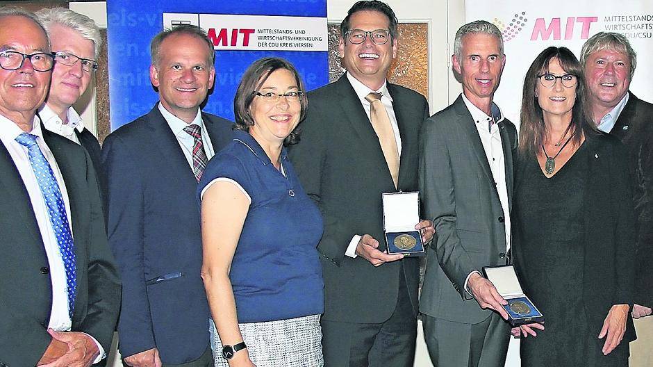  Von links: Paul Lücke, Roger Kurzawa, Bürgermeister Christian Wagner, Karin Drabben, die Preisträger Bernt Lücke und Dirk Schiffer, Helma Josten, der Neersener Bundestagsabgeordnete Uwe Schummer, und Thomas Timmermanns. 